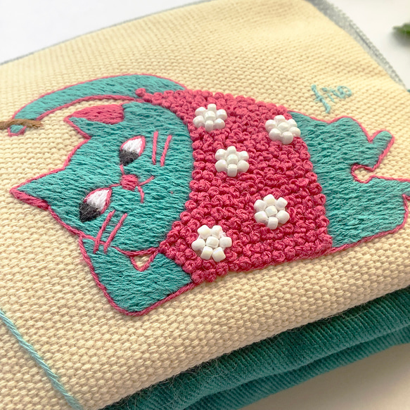 再販「釣りするネコ」手刺繍。コスメポーチに。モバイルグッズ整理に。 2枚目の画像