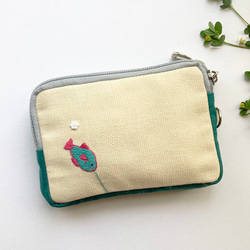 再販「釣りするネコ」手刺繍。コスメポーチに。モバイルグッズ整理に。 4枚目の画像