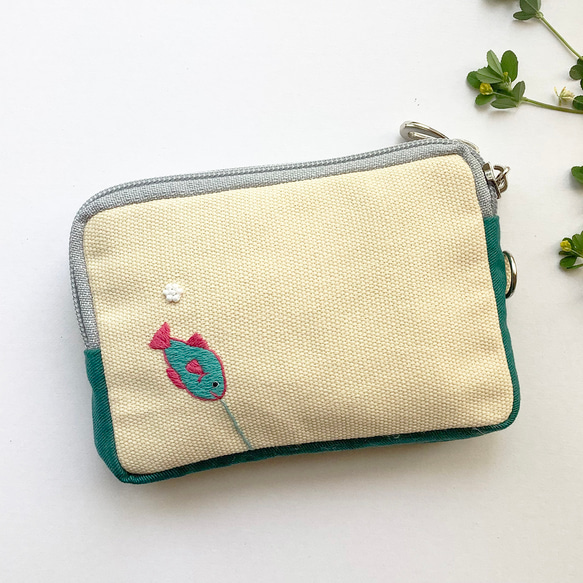 再販「釣りするネコ」手刺繍。コスメポーチに。モバイルグッズ整理に。 4枚目の画像