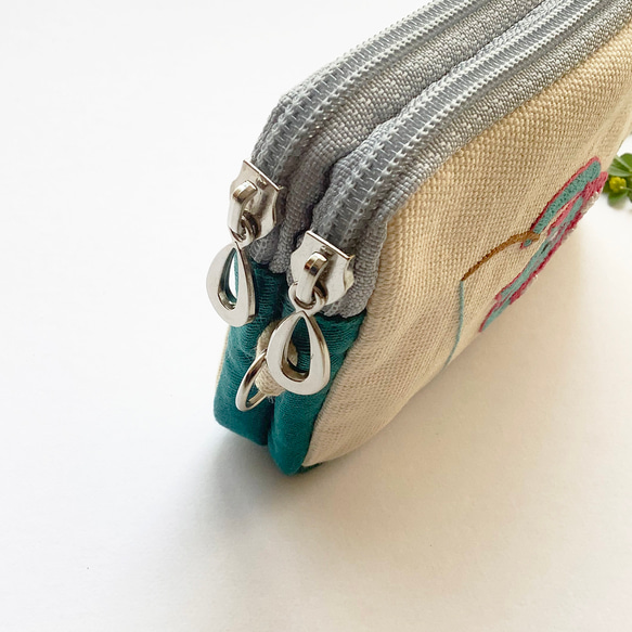 再販「釣りするネコ」手刺繍。コスメポーチに。モバイルグッズ整理に。 5枚目の画像