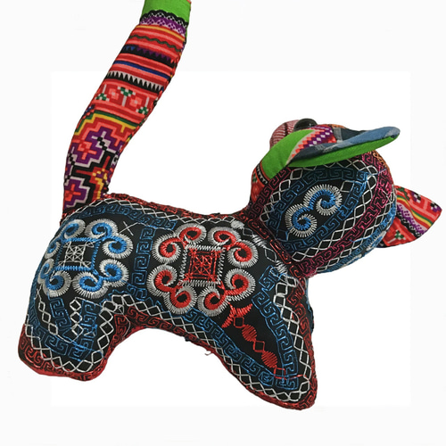 ベトナムの民族雑貨 モン族の古刺繍布で作ったネコ お人形 ぬいぐるみ