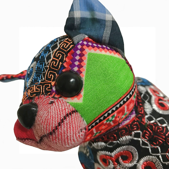 ベトナムの民族雑貨 モン族の古刺繍布で作ったネコ お人形 ぬいぐるみ