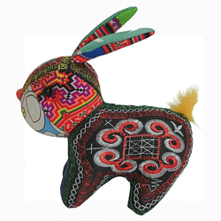 ベトナムの民族雑貨 モン族の古刺繍布で作ったウサギさん お人形 ぬいぐるみ パッチワーク 4枚目の画像