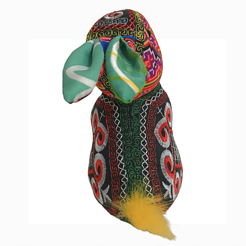 ベトナムの民族雑貨 モン族の古刺繍布で作ったウサギさん お人形