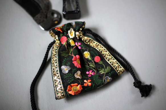 ラスト1点】インドブレードミニ巾着ポーチ 刺繍 スパンコール 花柄 