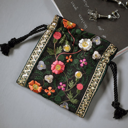 【ラスト1点】インドブレードミニ巾着ポーチ　刺繍　スパンコール　花柄　ゴールド　カラフル　アクセサリーポーチ　小物入れ 2枚目の画像