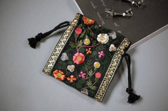 【ラスト1点】インドブレードミニ巾着ポーチ　刺繍　スパンコール　花柄　ゴールド　カラフル　アクセサリーポーチ　小物入れ 2枚目の画像