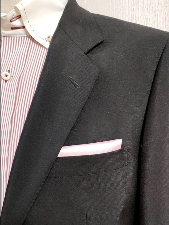 スーツ職人がつくったメンズポケットチーフ　ライトピンク　右肩上がり　光沢あり　スクエア 3枚目の画像