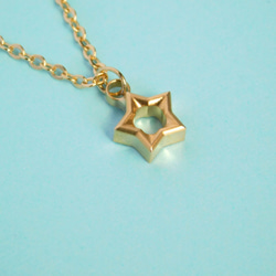 星形のネックレス 夜空に輝く星の一つ　真鍮製 3枚目の画像