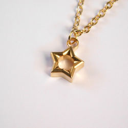 星形のネックレス 夜空に輝く星の一つ　真鍮製 1枚目の画像