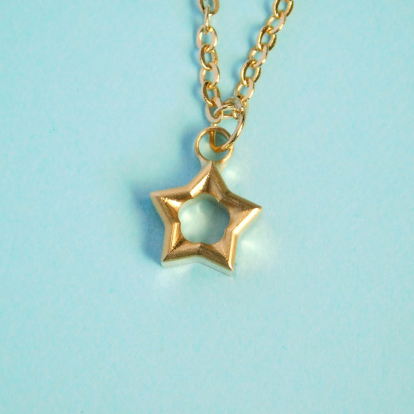 星形のネックレス 夜空に輝く星の一つ　真鍮製 2枚目の画像