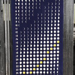 型染め（注染）手ぬぐい　カレンダー　月暦　365日のお月さま　2024年版　2024年のお月さま　紺　満月黄 1枚目の画像