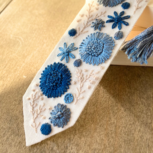 水玉もようのあおい花】手刺繍のしおり《受注制作》 しおり