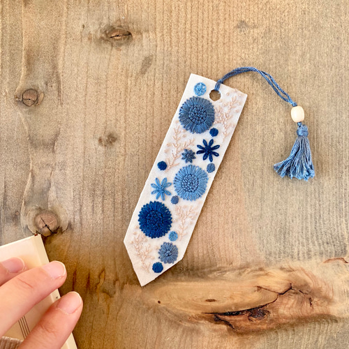 水玉もようのあおい花】手刺繍のしおり《受注制作》 しおり