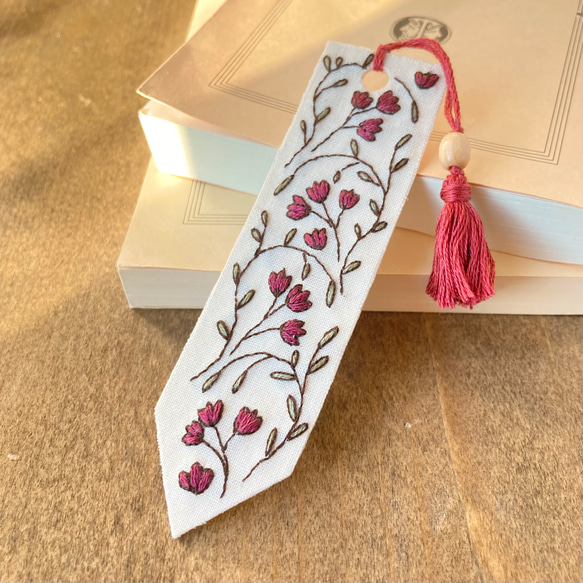 どこかレトロなあかい花】手刺繍のしおり《受注制作》 しおり