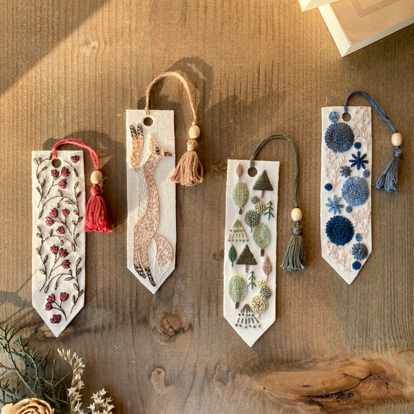 【かけるキツネ】手刺繍のしおり《受注制作》 4枚目の画像