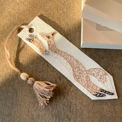 【かけるキツネ】手刺繍のしおり《受注制作》 1枚目の画像