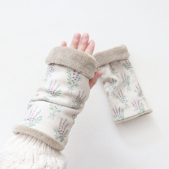 ふんわり優しい リバーシブル ハンドウォーマー（手袋） ベージュ/ラベンダー（オリジナル生地） 1枚目の画像