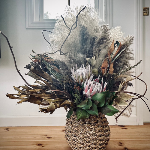 ネイティブフラワー バスケットアレンジメント｜プロテア×バンクシア