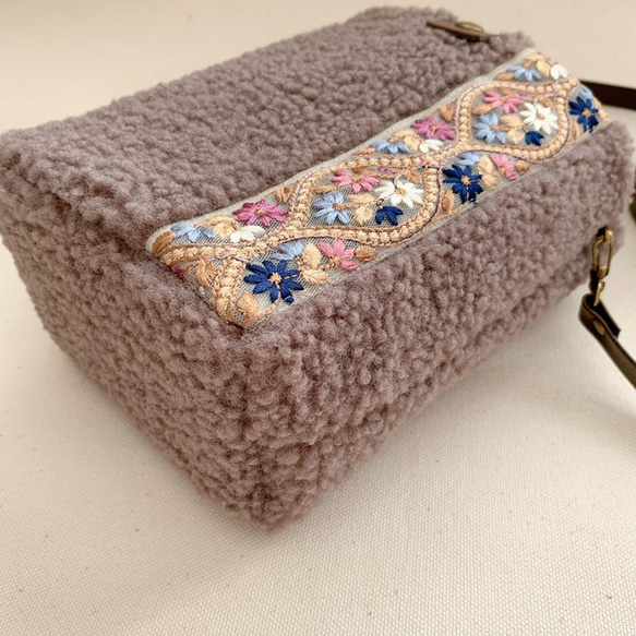 欲張りなスマホポシェット／もこふわボア×インド刺繍×帆布　モーブグレー　　ペットボトル・長財布・巾着ポシェット 5枚目の画像