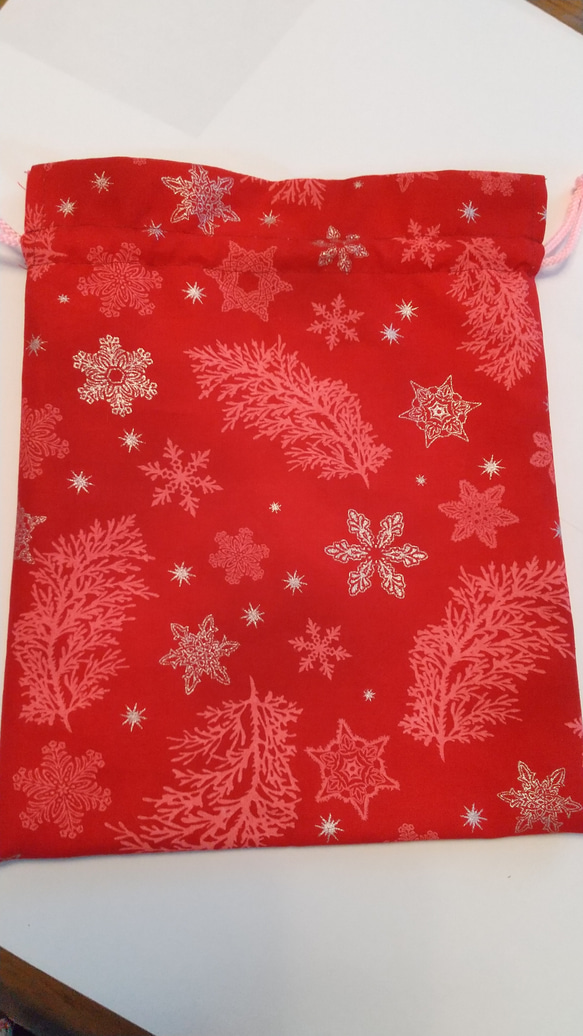 クリスマスの巾着　雪の模様の赤 2枚目の画像