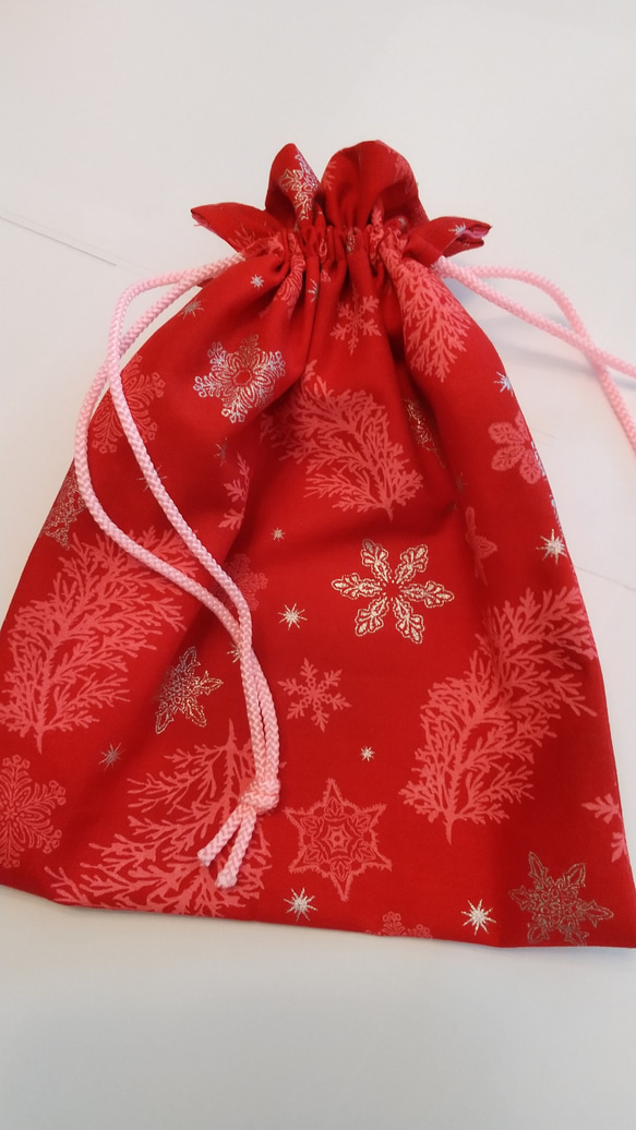 クリスマスの巾着　雪の模様の赤 3枚目の画像