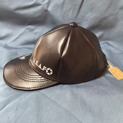 手縫い仕上げ お洒落なブラックのレザーキャップ イタリアンタンニン