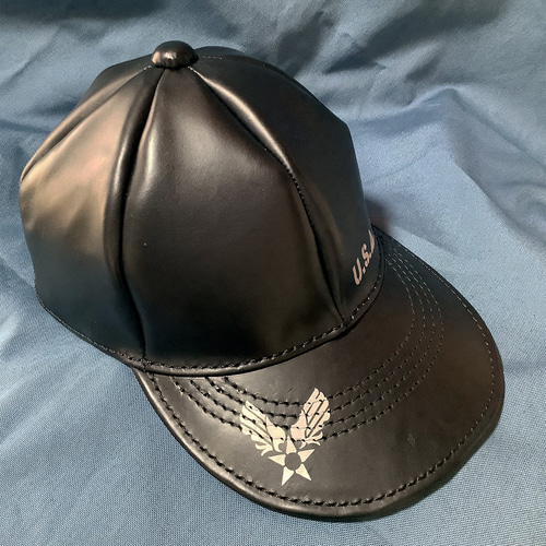 黒のキャップ レザー調バックストラップ 黒のキャップ レザー調バックストラップ