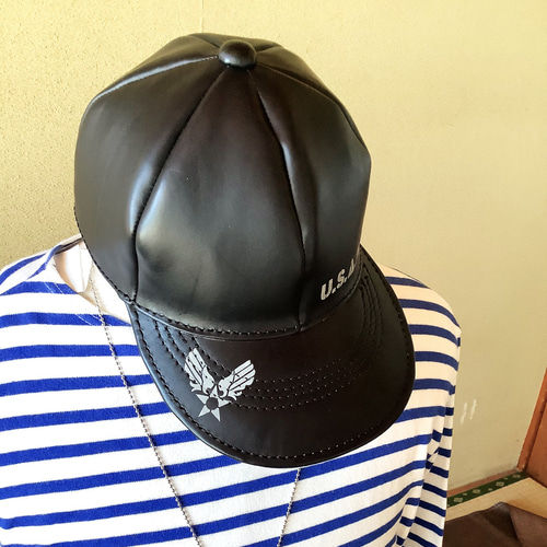 手縫い仕上げ お洒落なブラックのレザーキャップ イタリアンタンニン