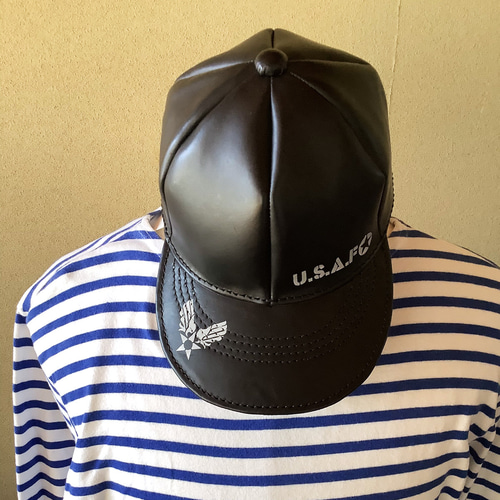 手縫い仕上げ お洒落なブラックのレザーキャップ イタリアンタンニン