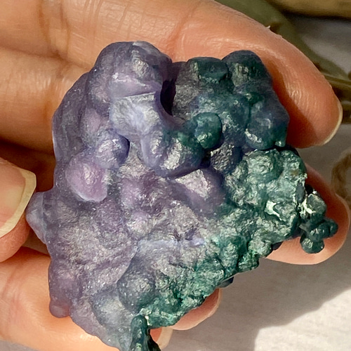 奇妙に美しい メタリックな光沢をもつグレープアゲート 原石標本