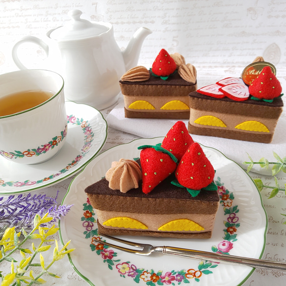 フェルトのおままごと＊いちごのショートケーキ(チョコレート)3個セット②ケーキ屋さん 1枚目の画像