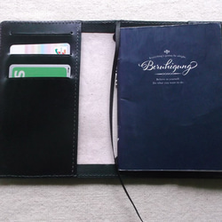 パスポートサイズトラベラーズノートカバー　牛革、刻印＆拭き染め　カードポケット付き　 6枚目の画像