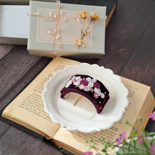 一瞬で華やか！ ベルベットリボンにブーケ刺繍ビーズ刺繍 ポニーフック