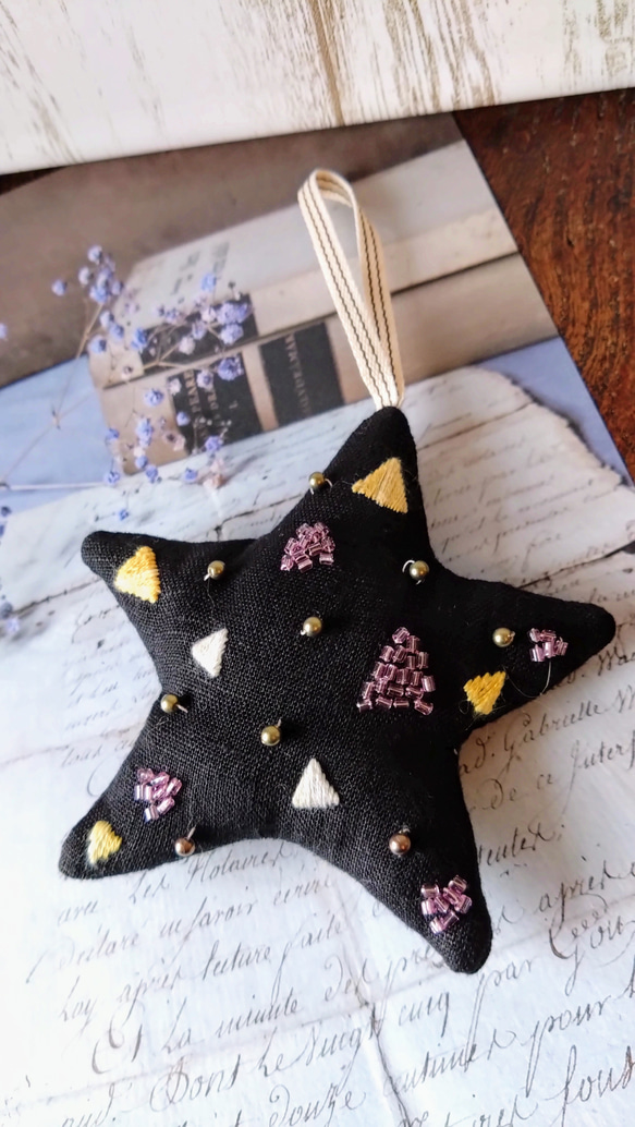 オーナメント クリスマス 星 刺繍 ガラスビーズ 三角 1枚目の画像