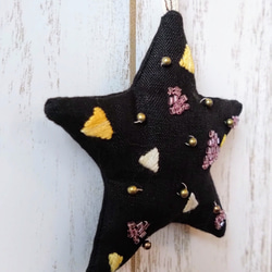 オーナメント クリスマス 星 刺繍 ガラスビーズ 三角 3枚目の画像