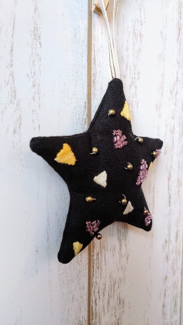 オーナメント クリスマス 星 刺繍 ガラスビーズ 三角 3枚目の画像