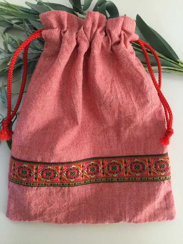 インドの上品なピンク色の刺繍のチロリアンテープの巾着 1枚目の画像