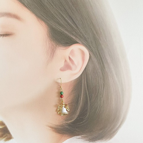 ハンドメイドピアス クリスマスビーズ＆ホワイトベル（イヤリング変更