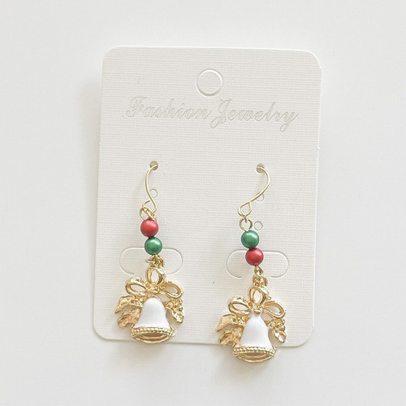 ハンドメイドピアス クリスマスビーズ＆ホワイトベル（イヤリング変更