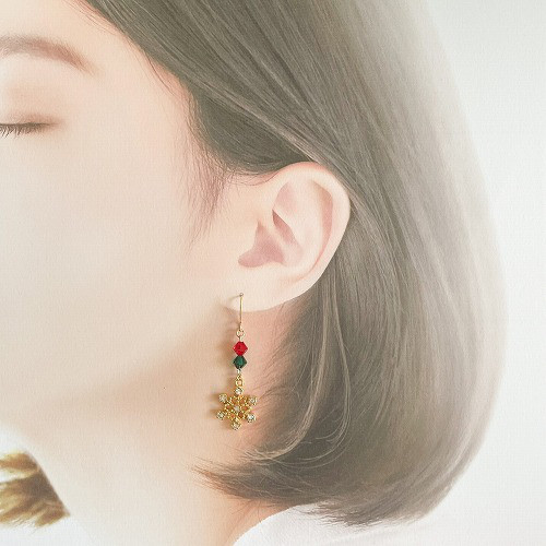 ハンドメイドピアス クリスマスビーズ＆雪の結晶（イヤリング変更可