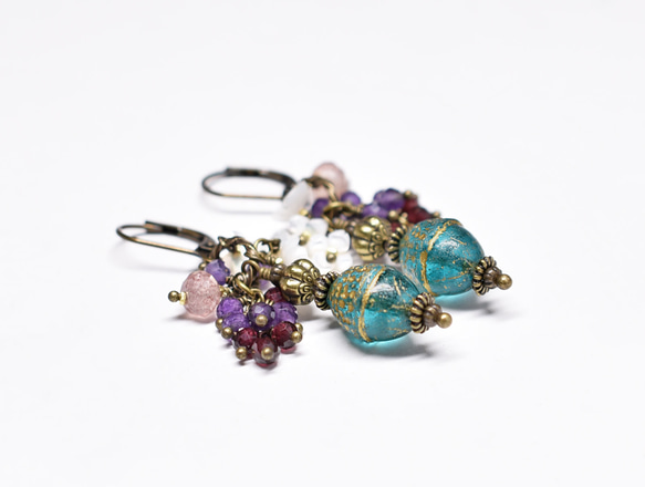 耳環搭配藍綠色橡子捷克珠、重石榴石和紫水晶、草莓石英和白色珍珠貝小花。 第4張的照片