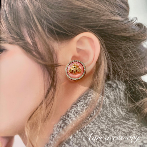 女王蜂の王冠〜蜂＆韓国＆ヴィンテージボタン×シェル＆金箔封入