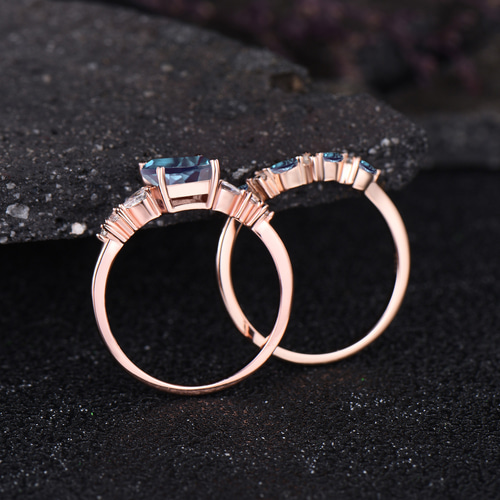 ユニークな 6 月の誕生石アレキサンドライト婚約指輪セット