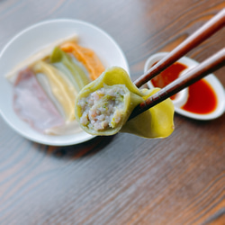 [六色餃子の食べ比べ36個セット]皮は野菜の自然な色♪辣油ダレ付（海老・サーモン・鶏ごぼう・担々・岩中豚・ピータン豆腐） 5枚目の画像