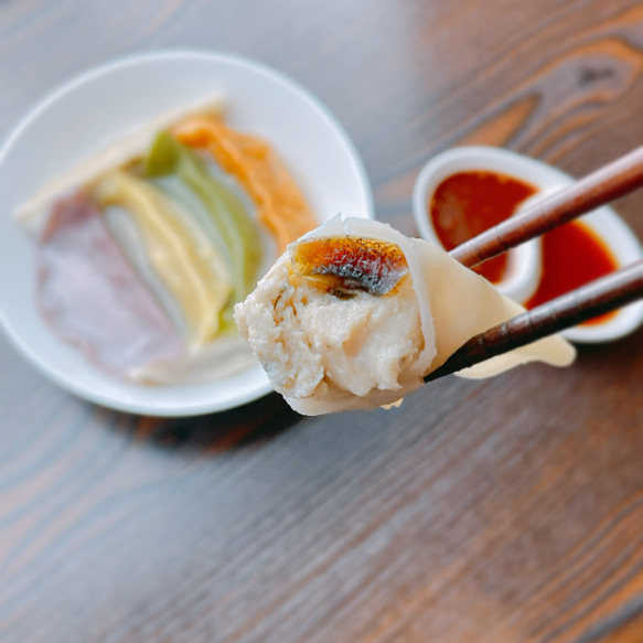 [六色餃子の食べ比べ36個セット]皮は野菜の自然な色♪辣油ダレ付（海老・サーモン・鶏ごぼう・担々・岩中豚・ピータン豆腐） 7枚目の画像