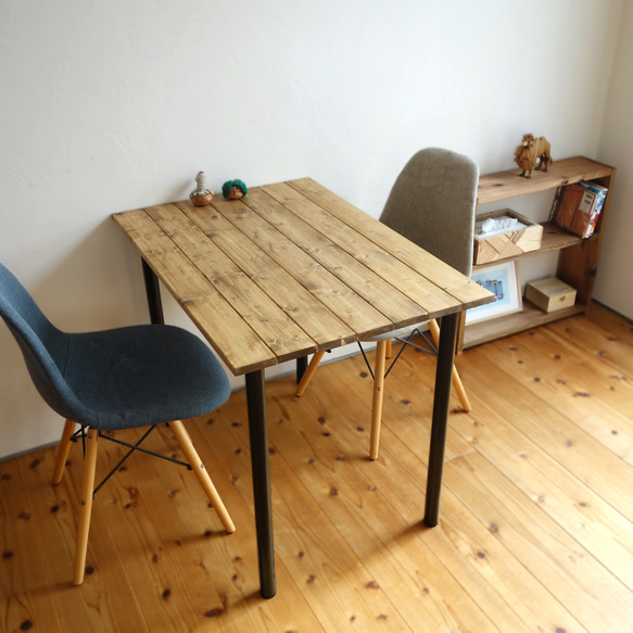 シンプルなダイニングテーブル《幅90ｘ奥行62cm》【無垢材・2人用】色：アンティークブラウン 1枚目の画像