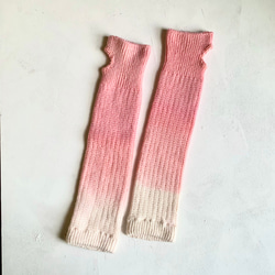 手染めウールのやわらかアームウォーマー / coral pink 4枚目の画像