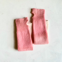 手染めウールのやわらかアームウォーマー / coral pink 2枚目の画像