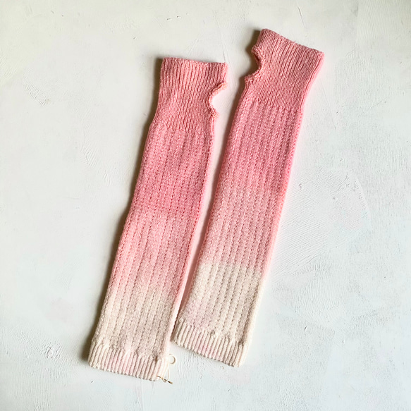 手染めウールのやわらかアームウォーマー / coral pink 3枚目の画像